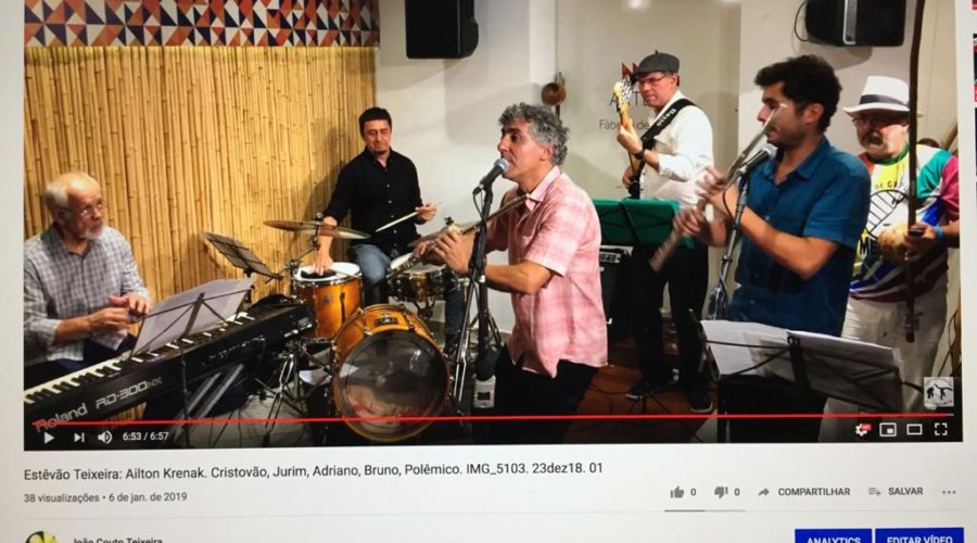 40 Anos de Música: Têvo - Estêvão Couto Teixeira - Flauta e Chocalho - Ailton Alves Lacerda Krenak. Cristovão da Silva Bastos Filho - Teclado, Adriano Jorge Giffoni de Lima - Contrabaixo, Jurim Francisco Leal Moreira - Bateria, Bruno Mancini Teixeira - Flauta e Capoeira Mestre Polêmico - Professor João Couto Teixeira - Berimbaus. Apoio Técnico de Vinícius Giffoni, Supervisão de Cacáudio - Luiz Cláudio Ribeiro. Arteria - Fábrica de Cultura. Bairro São Mateus, Juiz de Fora, Minas Gerais - MG, Brasil. IMG_5103. 405,3 MB. 21h00. 23 de dezembro de 2018. 01.