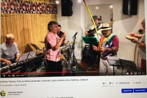 40 Anos de Música: Têvo - Estêvão Couto Teixeira - Flauta e Chocalho - Folia no Morro da Boiada. Cristovão da Silva Bastos Filho - Teclado, Adriano Jorge Giffoni de Lima - Contrabaixo, Jurim Francisco Leal Moreira - Bateria, Xico - Francisco de Assis Couto Teixeira - Pandeiro e Capoeira Mestre Polêmico - Professor João Couto Teixeira - Berimbaus. Apoio Técnico de Vinícius Giffoni, Supervisão de Cacáudio - Luiz Cláudio Ribeiro. Arteria - Fábrica de Cultura. Bairro São Mateus, Juiz de Fora, Minas Gerais - MG, Brasil. IMG_5103. 437,4 MB. 22h00. 23 de dezembro de 2018.