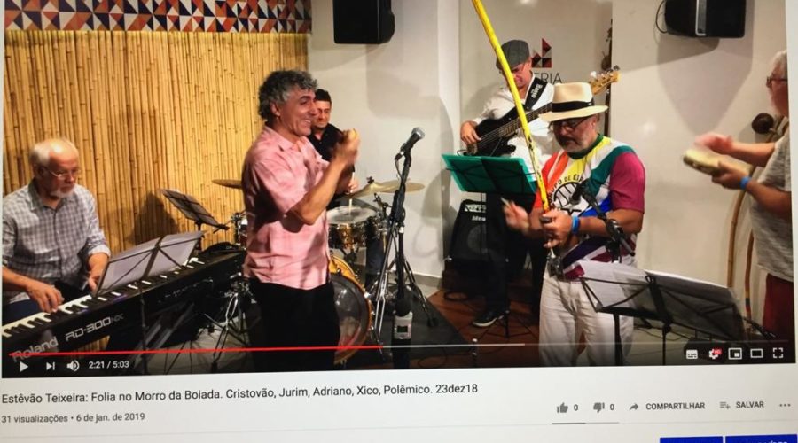 40 Anos de Música: Têvo - Estêvão Couto Teixeira - Flauta e Chocalho - Folia no Morro da Boiada. Cristovão da Silva Bastos Filho - Teclado, Adriano Jorge Giffoni de Lima - Contrabaixo, Jurim Francisco Leal Moreira - Bateria, Xico - Francisco de Assis Couto Teixeira - Pandeiro e Capoeira Mestre Polêmico - Professor João Couto Teixeira - Berimbaus. Apoio Técnico de Vinícius Giffoni, Supervisão de Cacáudio - Luiz Cláudio Ribeiro. Arteria - Fábrica de Cultura. Bairro São Mateus, Juiz de Fora, Minas Gerais - MG, Brasil. IMG_5103. 437,4 MB. 22h00. 23 de dezembro de 2018.