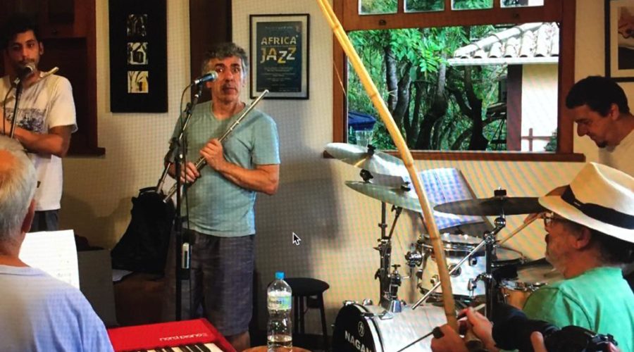 Som: # casinha. 40 Anos de Música. Têvo - Estêvão Couto Teixeira - Flauta e Chocalho - Ailton Alves Lacerda Krenak. Cristovão da Silva Bastos Filho - Teclado, Adriano Jorge Giffoni de Lima - Contrabaixo, Jurim Francisco Leal Moreira - Bateria, Bruno Mancini Teixeira - Flauta e Capoeira Mestre Polêmico - Professor João Couto Teixeira - Berimbaus. Apoio Técnico de Vinícius Giffoni. Supervisão de Cacáudio - Luiz Cláudio Ribeiro. Juiz de Fora, Minas Gerais - MG, Brasil. IMG_3512. 870,1 MB. 17h22.. 22 de dezembro de 2018. 01B.