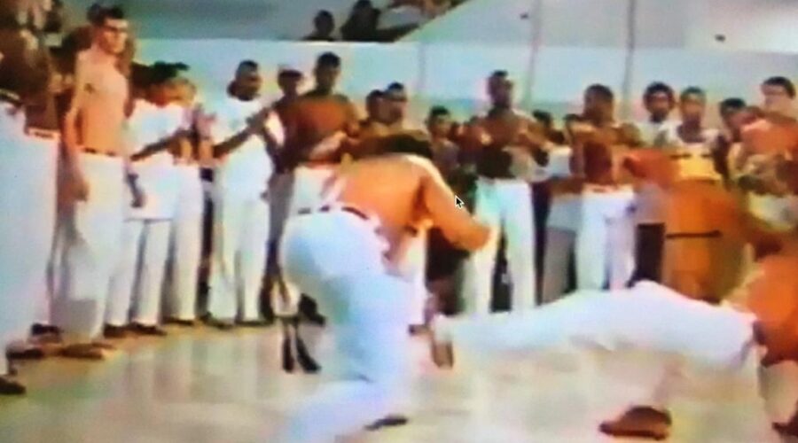 Universidade livre de Estudos Culturais da Capoeira - Universidade da Capoeira - UNICAPOEIRA: Capoeira Belo Horizonte - Registro Francês. Réalisation Basile Sallustio. Texte Jean-Pierre Jacquemin, Dit por Pilar Arcas. Image Jean-Louis Penez (Brésil) et Basile Sallustio (Belgique). Son Yvan Guypen et Jean Timmerman pour la dernière séquence. Montage Eva Houdová Asistée de Anne-Laure Guégan. Producer associé Jean-Paul Dispaux. Directeur de production Basile Sallustio Avec le concours de La Commission Europeenne, L'Administration Generale de la Cooperation au Developpement - AGCDE, Varig. Acervo Mestre André Luiz Lacé Lopes. Quilombo do Leblon, Rio de Janeiro/RJ, Brasil. Mestre Polêmico - Professor João Couto Teixeira. 1,07 GB. 08h48. 16 de outubro de 2019. mp4.
