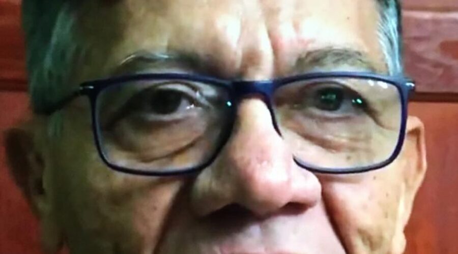 Capoeira Mestre Clodoaldo Alberico Galindo de Moraes: Relembra Bandas de Diabo Louro - Leonides de La Bianca Bimbato em Camisa Roxa - Evaldo Carneiro e Silva. Sala de Entrar, Tigüera 360, Juiz de Fora, Minas Gerais/MG, Brasil. Registro de Capoeira Mestre Polêmico - Professor João Couto Teixeira. IMG_7065. 37,3 MB. 00h34. 08 de julho de 2019.
