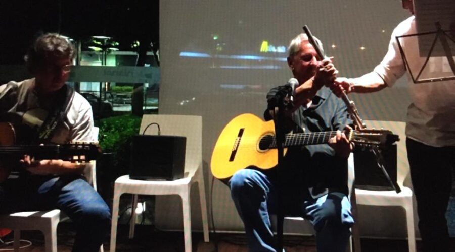 Tavinho - Otávio augusto Pinto de Moura - Voz e Violão, Beto Lopes - Violão 7 Cordas e Têvo - Estêvão Couto Teixeira - Flautas C e G: Planet. Rua Morais e Castro, Número 218, Bairro Passos, Juiz de Fora, Minas Gerais/MG, Brasil. Registro Capoeira Mestre Polêmico - Professor João Couto Teixeira. IMG_2856. 6,95 GB. 21h13. 23 de novembro de 2019. HD 720p.