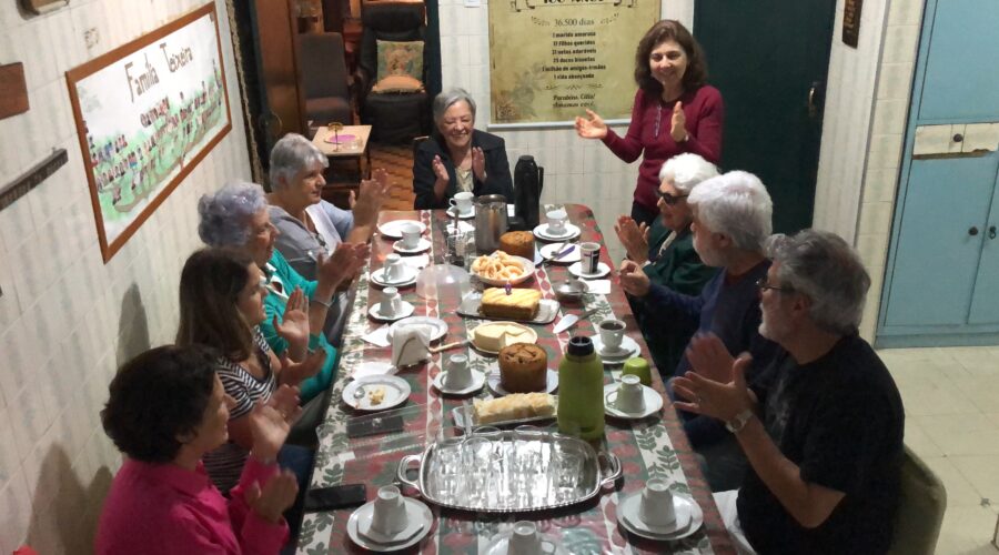 Ofício Divina Célia Couto Teixeira: Dudú - Faustino Luiz Couto Teixeira. Maria José Meneses Grippi, Maria Luisa Nardelli Mattos, Maria Inês Carvalho, Pulika - Paulo Couto Teixeira, Neném - Ana Maria Couto Teixeira, Têvo - Estêvão Couto Teixeira e Laura Maria Morais Teixeira. Comemoração do Aniversário de Albina Emília Almeida Rodrigues. Sala de Jantar, Matriz, Rua Doutor José Cesário, Número 58, Bairro Passo, Juiz de Fora, Minas Gerais/MG, Brasil. Registro de Capoeira Mestre Polêmico - Professor João Couto Teixeira. IMG_2545. 1,6 MB. 20h57. 14 de novembro de 2019. JPG.