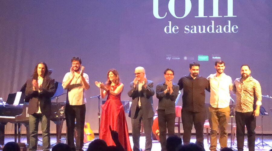 Jaime Alem - Violão e Voz, Nair Cândia - Voz, Maestro Rafael Barros Castro - Piano, Cláudio Alves - Contrabaixo, João Bustamante Teixeira - Violoncelo, Daniel Prazeres - Viola, André Cunha - Violino, Fernando Matta - Violino. Um Tom de Saudade, Cine Theatro Central, Bairro Centro, Juiz de Fora, Minas Gerais/MG, Brasil. Registro de Capoeira Mestre Polêmico - Professor João Couto Teixeira. IMG_3036. 899 KB. 22h18. 30 de novembro de 2019. JPG.