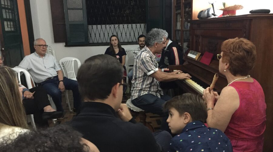 Tevo - Estêvão Couto Teixeira: Recital Alun@s. Sala de Música, Matriz, Rua Doutor José Cesário, Número 58, Bairro Passos, Juiz de Fora, Minas Gerais/MG, Brasil. Registro de Capoeira Mestre Polêmico - Professor João Couto Teixeira. IMG_3217. 6,26 GB. 20h53. 07 de dezembro de 2019. HD 720p.