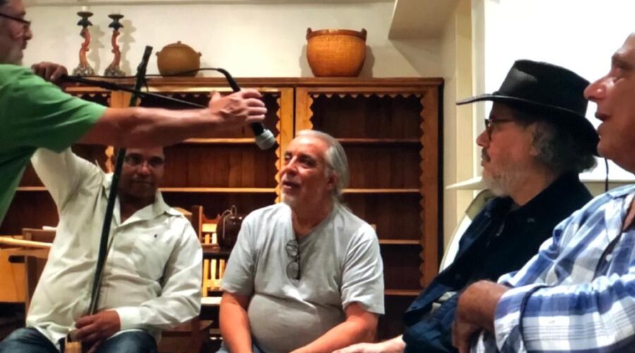 Orquestra Harmônica de Berimbaus: Capoeira Mestres Angoleiro, Danadinho - Cláudio José Pinheiro Villar de Queiroz, Dom Ivan Zacarias Guimarães Gobbo, Pesado - Pedro de Abreu Neiva, Bom Menino - Aluizio Melo Cavalcanti Júnior, Peter Faluhelyi, Laura Cavalieri Bisio, Genesis Gobbo, Dária Joaquina Gobbo e Ligia Maria de Oliveira Barros. Restaurante Empório Tropical, Setor Comercial Sul - SCS, Quadra 06, Conjunto A, Bloco B, Loja 59, CEP 72.415-300, Brasília, Distrito Federal/DF, Brasil. Registro de Capoeira Mestre Polêmico - Professor João Couto Teixeira. IMG_9397. 8,96 GB. 19h00. 21 de agosto de 2019. HD 720p.