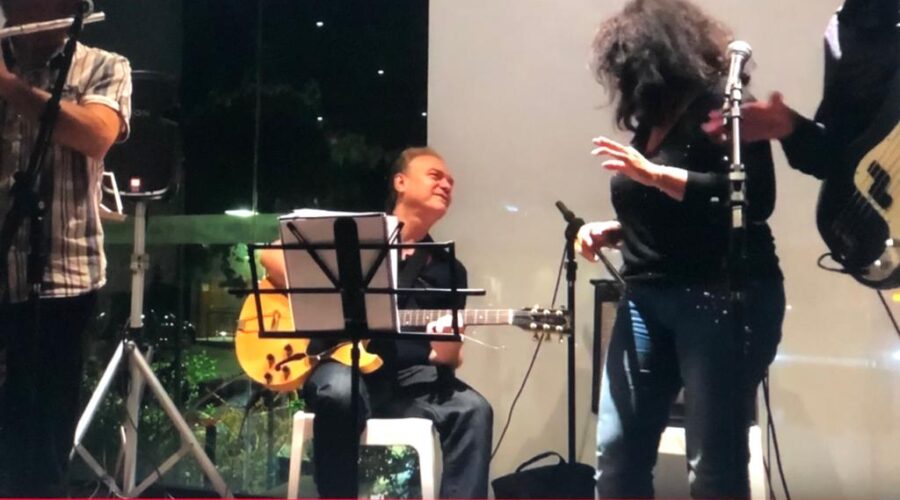 Têvo - Estêvão Couto Teixeira - Flauta: Manu Le Prince - Composição e Voz, Alex Carvalho - Guitarra, Alex Rocha - Baixo e Abdo Márcio Sarquis Hallack - Escaleta. Soul Planet Music, Rua Moraes e Castro, Número 218, Bairro Passos, Juiz de Fora, Minas Gerais/MG, Brasil. Registro de Capoeira Mestre Polêmico - Professor João Couto Teixeira. IMG_9296. 7,88 GB. 20h53. 16 de agosto de 2019. HD 720p.