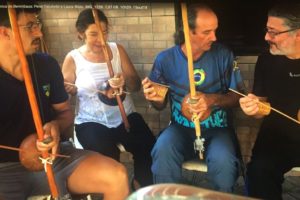 Orquestra Harmônica de Berimbaus: Peter Faluhelyi, Laura Cavalieri Bisio, Salete Libardoni e Christian Cortez Músico e Técnico de Remo. Clube de Remo Brasília - CASSAB, Distrito Federal/DF, Brasil. Registro de Capoeira Mestre Polêmico - Professor João Couto Teixeira. IMG_1258. 7,87 GB. 10h29. 15 de outubro de 2019.
