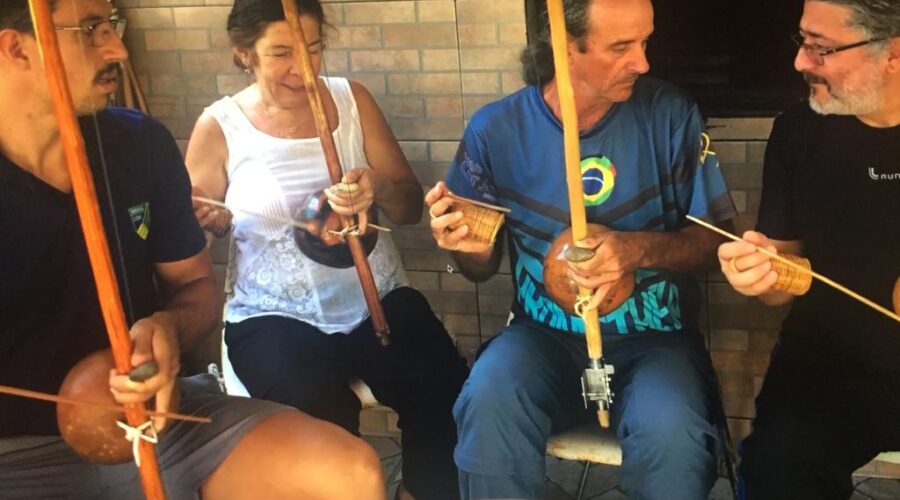 Orquestra Harmônica de Berimbaus: Peter Faluhelyi, Laura Cavalieri Bisio, Salete Libardoni e Christian Cortez Músico e Técnico de Remo. Clube de Remo Brasília - CASSAB, Distrito Federal/DF, Brasil. Registro de Capoeira Mestre Polêmico - Professor João Couto Teixeira. IMG_1258. 7,87 GB. 10h29. 15 de outubro de 2019.