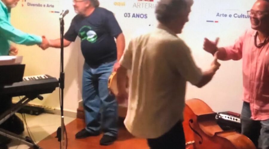 Têvo - Estêvão Couto Teixeira - Flautas C e G, Tamborim e Chocalho: Cristovão da Silva Bastos Filho - Teclado, Berval - Roberval Maurício de Moraes - Contrabaixo Acústico, Bruno Mancini Teixeira - Flauta C e Capoeira Mestre Polêmico - Professor João Couto Teixeira - Pandeiro. Arteria - Fábrica de Cultura, Rua Chanceler Oswaldo Aranha, Número 535, Bairro São Mateus, Juiz de Fora, Minas Gerais/MG, Brasil. IMG_4198. 8,17 GB. 20h50. 20 de dezembro de 2019. HD 720p.