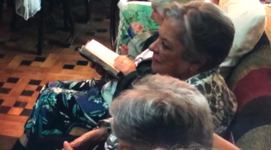 Dudú - Faustino Luiz Couto Teixeira: Quem Vai Nos Separar? Ofício Divina Célia Couto Teixeira. Teita - Maria Tereza Goulart Bustamante Teixeira, Neném - Ana Maria Couto Teixeira, Neneca - Maria José Meneses Grippi, Maria Inês Carvalho, Rozaly Mattos, Têvo - Estêvão Couto Teixeira, Salete Libardoni, Tiago Bustamante Teixeira, Laura Maria Morais Teixeira, Lis Couto Teixeira e Sérgio Goulart Teixeira. Sala de Jantar, Matriz, Rua Doutor José Cesário, Número 58, Bairro Passos, Juiz de Fora, Minas Gerais/MG, Brasil. Registro de Capoeira Mestre Polêmico - Professor João Couto Teixeira. IMG_4238. 432,2 MB. 19h45. 02 de maio de 2019.