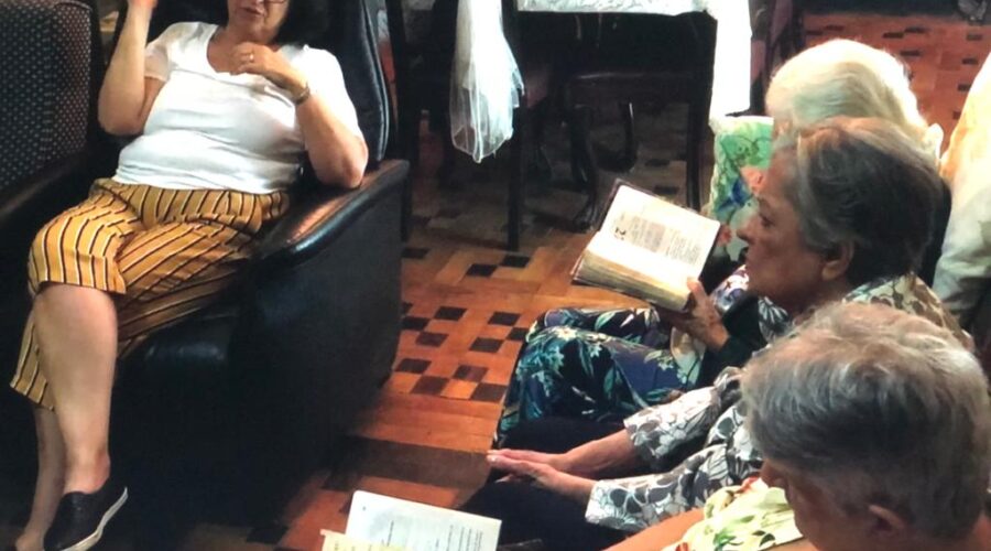 Dudú - Faustino Luiz Couto Teixeira: Verdadeiramente Ressurgiu Jesus. Ofício Divina Célia Couto Teixeira, Teita - Maria Tereza Goulart Bustamante Teixeira, Neném - Ana Maria Couto Teixeira, Neneca - Maria José Meneses Grippi, Maria Inês Carvalho, Rozaly Mattos, Têvo - Estêvão Couto Teixeira, Salete Libardoni, Tiago Bustamante Teixeira, Laura Maria Morais Teixeira, Lis Couto Teixeira e Sérgio Goulart Teixeira. Sala de Jantar, Matriz, Rua Doutor José Cesário, Número 58, Bairro Passos, Juiz de Fora, Minas Gerais/MG, Brasil. Registro de Capoeira Mestre Polêmico - Professor João Couto Teixeira. IMG_4238. 358,5 MB. 20h00. 02 de maio de 2019.