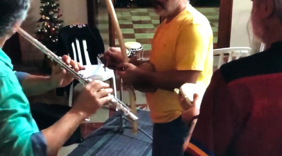 Música: Natal. Véspera. Sede Residencial, Tigüera, Juiz de Fora, Minas Gerais/MG, Brasil. Registro de Capoeira Mestre Polêmico - Professor João Couto Teixeira. IMG_4292. 4,2 GB. 20h50. 24 de dezembro de 2019.