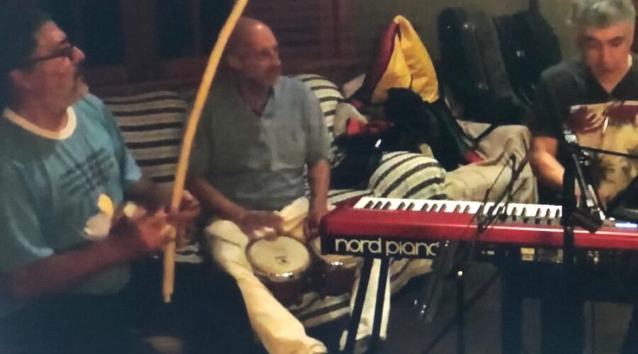 Som: #casinha. Têvo - Estêvão Couto Teixeira, Bilinho - Domingos Couto Teixeira, Laura Jannuzzi e Marcelo. Juiz de Fora, Minas Gerais/MG, Brasil. Registro de Capoeira Mestre Polêmico - Professor João Couto Teixeira. IMG_3559/60. 3,91 GB. 00h20. 13 de dezembro de 2019. HD 720p.