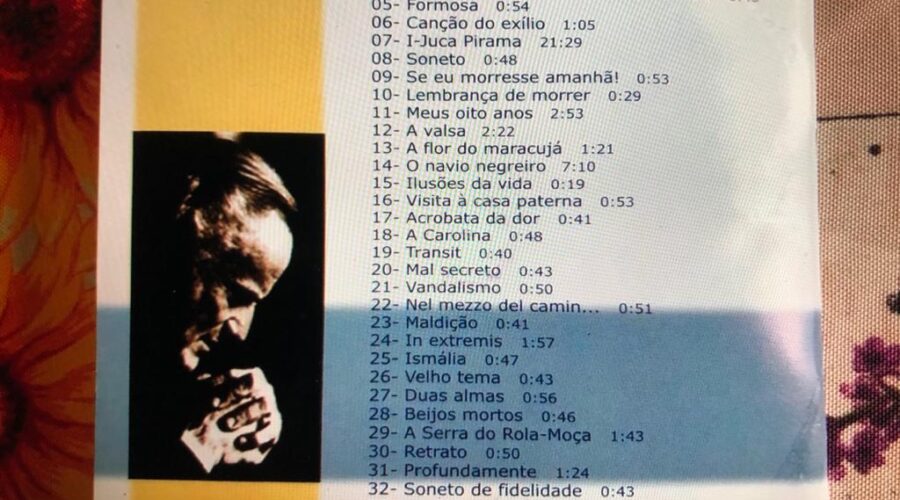 Quatro Séculos de Poesia Brasileira: Paulo Autran. Presente da Afilhada Letícia Schröder Teixeira Machado à Avó Célia Couto Teixeira. Sala de Entrar, Tigüera 360, Juiz de Fora, Minas Gerais/MG, Brasil. Registro de Capoeira Mestre Polêmico - Professor João Couto Teixeira. IMG_7019. 4,22 GB. 10h22. 16 de fevereiro de 2020.