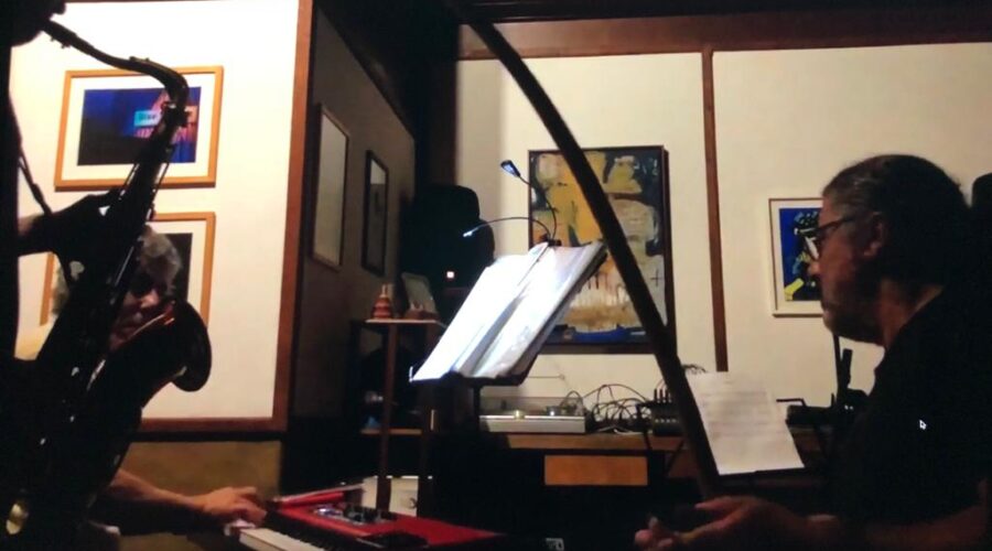 Som: #casinha. Têvo - Estêvão Couto Teixeira - Piano e Flautas, Walmer Carvalho - Sax Tenor, Doca Cintra, Paraná - Gustavo Paes Brasil - Guitarra, Marcelo - Chocalho, Jober - Violão e Anfitrião Guto - Violão. Juiz de Fora, Minas Gerais/MG, Brasil. Registro de Capoeira Mestre Polêmico - Professor João Couto Teixeira. IMG_6867. 4,36 GB. 23h54. 13 de fevereiro de 2020.