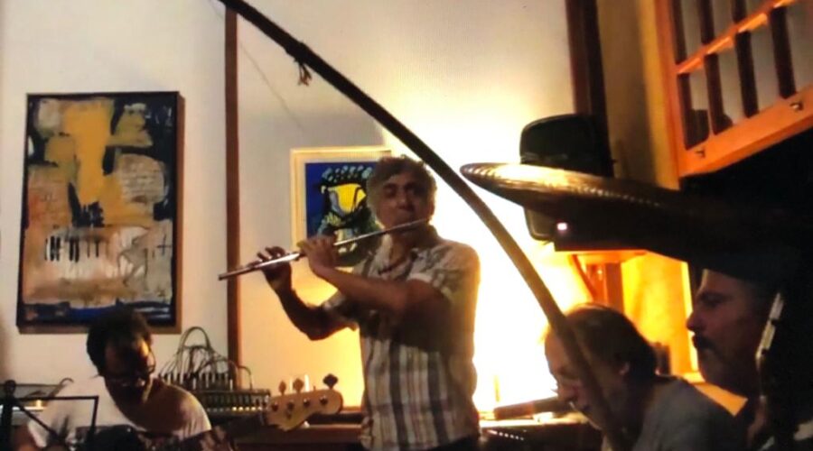 Som: #casinha. Têvo - Estêvão Couto Teixeira - Piano e Flautas, Guto - Violão, Cacáudio - Luiz Cláudio Ribeiro - Piano, Leandro Scio Brandão - Bateria e Amigos. Juiz de Fora, Minas Gerais/MG, Brasil. Registro de Capoeira Mestre Polêmico - Professor João Couto Teixeira. IMG_7206. 4,13 GB. 23h30. 20 de fevereiro de 2020. HD 720p.