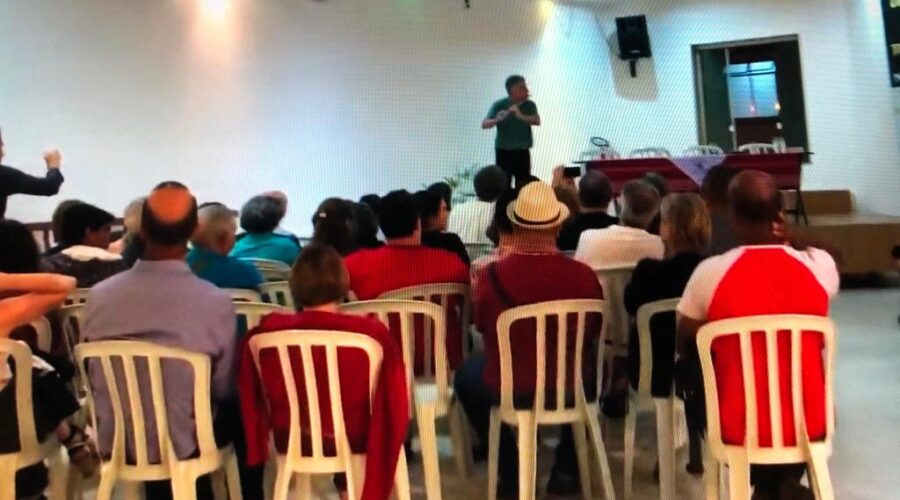 Lula e Espiritualidade: Lançamento de Livro. Mauro Ribeiro Lopes e Capoeira Mestre Asé Dudú - Faustino Luiz Couto Teixeira. Chegada ao Recinto. Som de Têvo - Estêvão Couto Teixeira - Flauta. Sindicato dos Bancários, Bairro Centro, Juiz de Fora, Minas Gerais/MG, Brasil. Registro de Capoeira Estrela Dalva - Artista Plástica e Cineasta Salete Libardoni. IMG_9362. 15,9 MB. 20h02. 07 de marco de 2020.