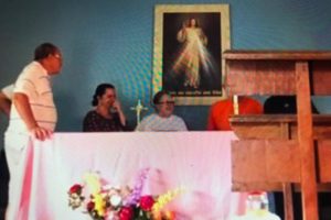 Terço da Misericórdia: Ministro da Palavra Alcides João Parizoto. Salete Libardoni, Osvaldo Pereira de Araújo e Cristina. Capela da Divina Misericórdia, Residencial Café Planalto, Sobradinho, Distrito Federal/DF, Brasil. Registro de Capoeira Mestre Polêmico - Professor João Couto Teixeira. IMG_3619. 1,6 GB. 15h08. 10 de julho de 2015.