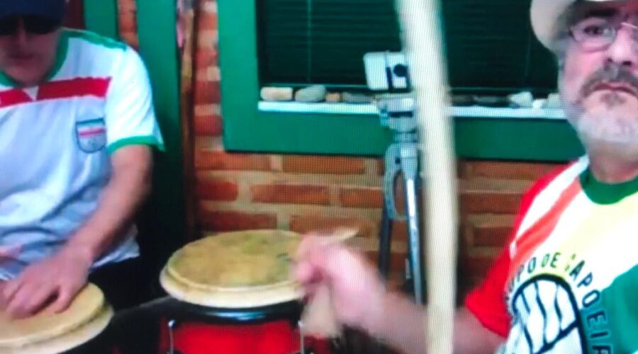 Universidade Livre de Estudos Culturais da Capoeira - Universidade da Capoeira - UNICAPOEIRA: Orquestra Harmônica de Berimbaus. Sala de Entrar, Tigüera 360, Juiz de Fora, Minas Gerais/MG, Brasil. Registro de Capoeira Mestre Polêmico - Professor João Couto Teixeira. 378,1 MB. 18h25. 02 de maio de 2020. mp4.