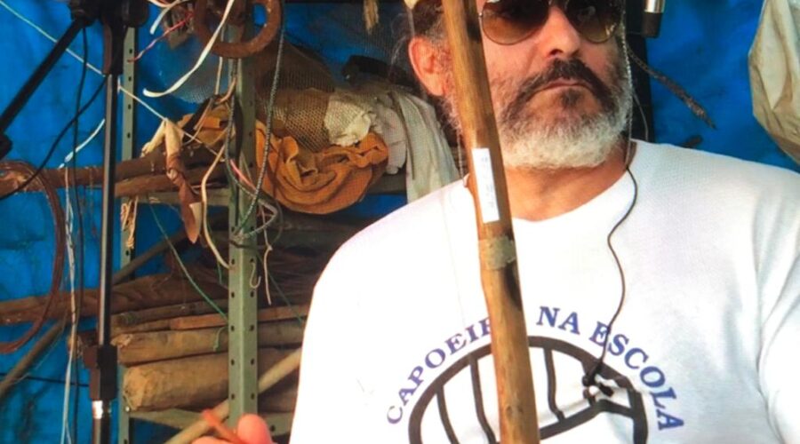 Universidade Livre de Estudos Culturais da Capoeira - Universidade da Capoeira - UNICAPOEIRA: Orquestra Harmônica de Berimbaus. Capoeira Mestres Bom Menino, Laura Cavalieri Bisio, Jorge Martins Rodrigues e Ana Maria Couto Teixeira. Chácara Pau D'Óleo, Residencial Café Planalto, Sobradinho, Distrito Federal/DF, Brasil. Registro de Capoeira Mestre Polêmico - Professor João Couto Teixeira. IMG_0049. 1,22 GB. 12h15. 31 de outubro de 2015.