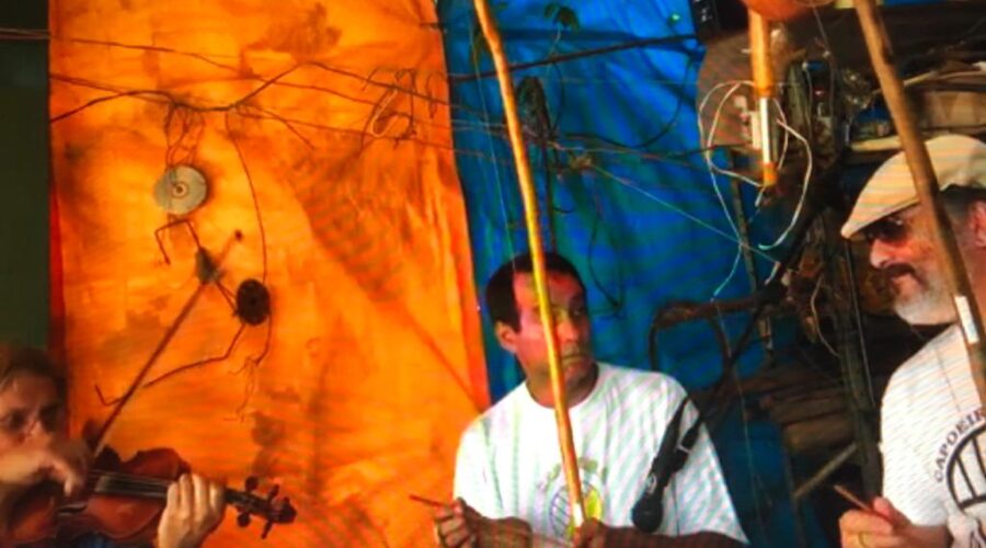 Universidade Livre de Estudos Culturais da Capoeira - Universidade da Capoeira - UNICAPOEIRA: Orquestra Harmônica de Berimbaus. Capoeira Mestres Bom Menino, Laura Cavalieri Bisio, Jorge Martins Rodrigues e Ana Maria Couto Teixeira. Chácara Pau D'Óleo, Residencial Café Planalto, Sobradinho, Distrito Federal/DF, Brasil. Registro de Capoeira Mestre Polêmico - Professor João Couto Teixeira. IMG_0052. 804,6 MB. 12h58. 31 de outubro de 2015.