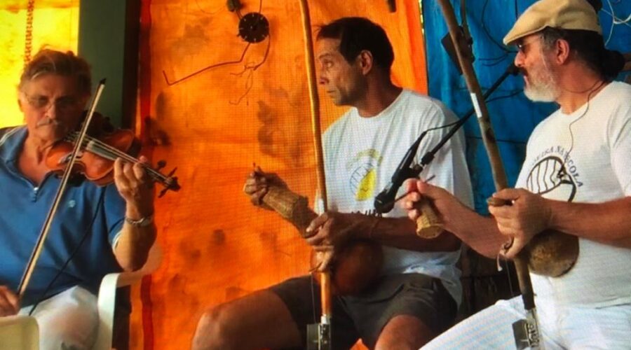 Universidade Livre de Estudos Culturais da Capoeira - Universidade da Capoeira - UNICAPOEIRA: Orquestra Harmônica de Berimbaus. Capoeira Mestres Bom Menino, Laura Cavalieri Bisio, Jorge Martins Rodrigues e Ana Maria Couto Teixeira. Chácara Pau D'Óleo, Residencial Café Planalto, Sobradinho, Distrito Federal/DF, Brasil. Registro de Capoeira Mestre Polêmico - Professor João Couto Teixeira. IMG_0053. 1,26 GB. 13h17. 31 de outubro de 2015.