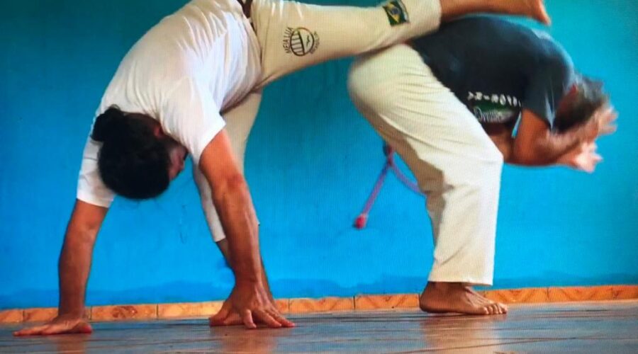 Universidade Livre de Estudos Culturais da Capoeira - Universidade da Capoeira - UNICAPOEIRA: Treino. Mestres Dom Ivan Zacarias Guimarães Gobbo e Clodoaldo Alberico Galindo de Moraes. Meia Lua de Compasso em Dupla. Lago Oeste, Sobradinho, Distrito Federal/DF, Brasil. Registro de Capoeira Mestre Polêmico - Professor João Couto Teixeira. IMG_0898. 615,1 MB. 10h21. 04 de novembro de 2015.