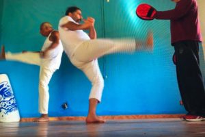 Universidade Livre de Estudos Culturais da Capoeira - Universidade da Capoeira - UNICAPOEIRA: Treino. Mestres Dom Ivan Zacarias Guimarães Gobbo e Clodoaldo Alberico Galindo de Moraes. Passa-Pé-Externo. Lago Oeste, Sobradinho, Distrito Federal/DF, Brasil. Registro de Capoeira Mestre Polêmico - Professor João Couto Teixeira. IMG_1363. 401,1 MB. 10h32. 06 de novembro de 2015.