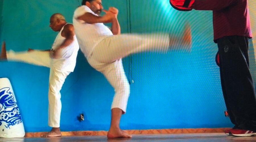 Universidade Livre de Estudos Culturais da Capoeira - Universidade da Capoeira - UNICAPOEIRA: Treino. Mestres Dom Ivan Zacarias Guimarães Gobbo e Clodoaldo Alberico Galindo de Moraes. Passa-Pé-Externo. Lago Oeste, Sobradinho, Distrito Federal/DF, Brasil. Registro de Capoeira Mestre Polêmico - Professor João Couto Teixeira. IMG_1363. 401,1 MB. 10h32. 06 de novembro de 2015.