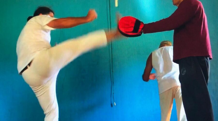 Universidade Livre de Estudos Culturais da Capoeira - Universidade da Capoeira - UNICAPOEIRA: Treino. Passa-Pé-Externo e Armada. Mestres Dom Ivan Zacarias Guimarães Gobbo e Clodoaldo Alberico Galindo de Moraes. Lago Oeste, Sobradinho, Distrito Federal/DF, Brasil. Registro de Capoeira Mestre Polêmico - Professor João Couto Teixeira. IMG_1365. 363,7 MB. 10h32. 06 de novembro de 2015.