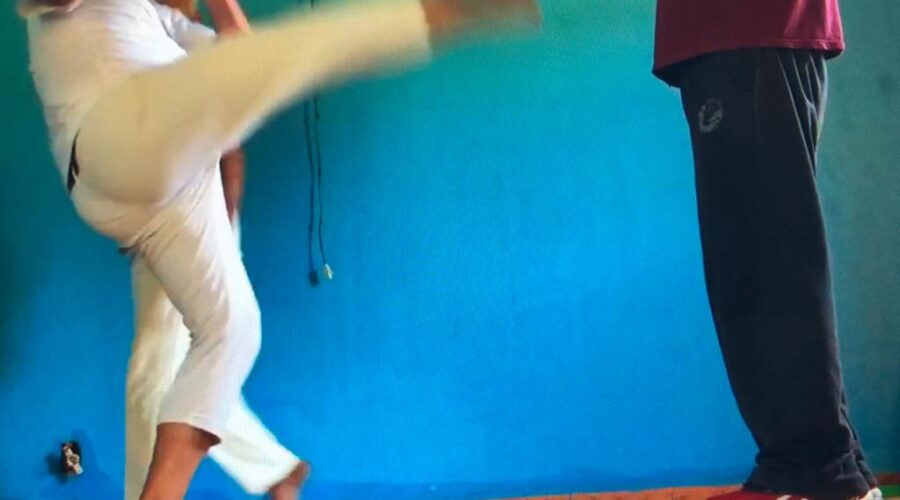 Universidade Livre de Estudos Culturais da Capoeira - Universidade da Capoeira - UNICAPOEIRA: Treino. Passa-Pé-Externo e Meia Lua de Compasso. Mestres Dom Ivan Zacarias Guimarães Gobbo e Clodoaldo Alberico Galindo de Moraes. Lago Oeste, Sobradinho, Distrito Federal/DF, Brasil. Registro de Capoeira Mestre Polêmico - Professor João Couto Teixeira. IMG_1366. 310,8 MB. 10h32. 06 de novembro de 2015.