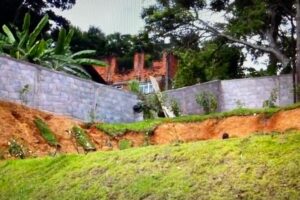 Casa em Construção: Henrique Couto Teixeira. Tigüera 363, Juiz de Fora, Minas Gerais/MG, Brasil. Registro de Capoeira Mestre Polêmico - Professor João Couto Teixeira. IMG_2693. 107,1 MB. 13h40. Domingo, 18 de março de 2012.