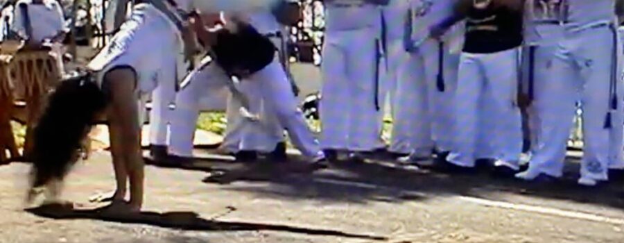 Universidade de Estudos Culturais da Capoeira - Universidade da Capoeira - UNICAPOEIRA: Instituto de Educação Socioambiental - IESAMBI. Roda de Capoeira. Coordenação de Capoeira Mestre Baleado - Risomar Torres Arruda. Praça Capoeira Mestre Onça Tigre - Doutor Milton Freire de Carvalho, Jardim Zoológico, Brasília, Distrito Federal/DF, Brasil. Registro de Capoeira Dom Ivan Zacarias Guimarães Gobbo. 1,39 GB. 14h30. Segunda-feira, 04 de maio de 2015.