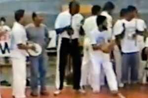 Universidade Livre de Estudos Culturais da Capoeira - Universidade da Capoeira - UNICAPOEIRA, Instituto de Educação Socioambiental - IESAMBI e Grupo de Capoeira Meia Lua - Fundado em 29 de maio de 1962: Capoeira 500 Anos - Angola e Regional. Gravação CD. Capoeira Mestres Lorde Bom Cabrito - Mário Rodrigues Ferreira do Rosário, Pombo de Ouro - José Bispo Correia, Angola - Humberto Vieira da Silva e Bom Menino - Aluizio de Melo Cavalcanti Júnior. Studio 57, Brasília, Distrito Federal/DF, Brasil. Registro de Capoeira Mestre Polêmico - Professor João Couto Teixeira. 790,1 MB. 17h30. Domingo - 08 de novembro de 1998. VTS_01_5.