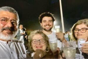 Ano Novo. Alice e Leonardo Libardoni. Praia dos Ingleses, Florianópolis, Santa Catarina/SC, Brasil. Registros de Capoeiras Mestre Polêmico - Professor João Couto Teixeira e Estrela Dalva - Artista Plástica e Cineasta Salete Libardoni. Domingo, 01 de Janeiro de 2023. Universidade Livre de Estudos Culturais da Capoeira - Universidade da Capoeira - UNICAPOEIRA, Instituto de Educação Socioambiental - IESAMBI, Associação de Capoeira - ASCA e Grupo de Capoeira MEIA LUA - Fundado Terça-feira, 29 de Maio de 1962. Seja membro deste canal e ganhe benefícios: https://www.youtube.com/channel/UCE6HrA5Y_VZ4-hgw8FG13aw/join