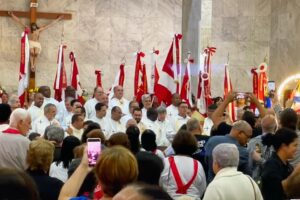 Celebração Eucarística. Apóstol@s da Oração. Arcebispo Metropolitano Dom Gil Antônio Moreira. Santuário do Sagrado Coração de Jesus, Bairro Bairu, Juiz de Fora, Minas Gerais/MG, Brasil. Registro de Capoeira Mestre Polêmico - Professor João Couto Teixeira. IMG_8623. 14,55 GB. 09h00. Sexta-feira, 16 de Junho de 2023. HD 1080p. Universidade Livre de Estudos Culturais da Capoeira - Universidade da Capoeira - UNICAPOEIRA, Instituto de Educação Socioambiental - IESAMBI, Associação de Capoeira - ASCA e Grupo de Capoeira MEIA LUA - Fundado Terça-feira, 29 de Maio de 1962. Seja membro deste canal e ganhe benefícios: https://www.youtube.com/channel/UCE6HrA5Y_VZ4-hgw8FG13aw/join