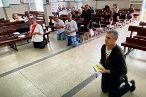 Terço dos Homens em Família. Ministro Extraordinário da Sagrada Comunhão Eduardo Bôscaro. Igreja Nossa Senhora Mãe de Deus, Bairro Nossa Senhora de Lourdes, Juiz de Fora, Minas Gerais/MG, Brasil. Registro de Capoeira Mestre Polêmico - Professor João Couto Teixeira. IMG_8635. 3,86 GB. 09h15. Domingo, 18 de Junho de 2023. HD 1080p. Universidade Livre de Estudos Culturais da Capoeira - Universidade da Capoeira - UNICAPOEIRA, Instituto de Educação Socioambiental - IESAMBI, Associação de Capoeira - ASCA e Grupo de Capoeira MEIA LUA - Fundado Terça-feira, 29 de Maio de 1962. Seja membro deste canal e ganhe benefícios: https://www.youtube.com/channel/UCE6HrA5Y_VZ4-hgw8FG13aw/join