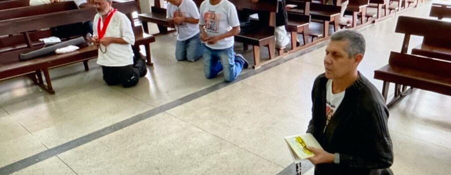 Terço dos Homens em Família. Ministro Extraordinário da Sagrada Comunhão Eduardo Bôscaro. Igreja Nossa Senhora Mãe de Deus, Bairro Nossa Senhora de Lourdes, Juiz de Fora, Minas Gerais/MG, Brasil. Registro de Capoeira Mestre Polêmico - Professor João Couto Teixeira. IMG_8635. 3,86 GB. 09h15. Domingo, 18 de Junho de 2023. HD 1080p. Universidade Livre de Estudos Culturais da Capoeira - Universidade da Capoeira - UNICAPOEIRA, Instituto de Educação Socioambiental - IESAMBI, Associação de Capoeira - ASCA e Grupo de Capoeira MEIA LUA - Fundado Terça-feira, 29 de Maio de 1962. Seja membro deste canal e ganhe benefícios: https://www.youtube.com/channel/UCE6HrA5Y_VZ4-hgw8FG13aw/join