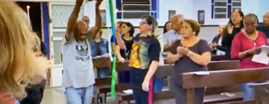 Novena à Padroeira. Celebração Eucarística e Adoração ao Santíssimo. Padre Luiz Carlos Vitório. Diácono Márcio Rosa dos Santos. Música Deusimar Silveira e Miltaizi. Igreja Nossa Senhora Mãe de Deus, Bairro Nossa Senhora de Lourdes, Juiz de Fora, Minas Gerais/MG, Brasil. Registro de Capoeira Mestre Polêmico - Professor João Couto Teixeira. IMG_8966. 8,69 GB. 18h00. Sábado, 02 de Setembro de 2023. HD 1080p. 4. Universidade Livre de Estudos Culturais da Capoeira - Universidade da Capoeira - UNICAPOEIRA, Instituto de Educação Socioambiental - IESAMBI, Associação de Capoeira - ASCA e Grupo de Capoeira MEIA LUA - Fundado Terça-feira, 29 de Maio de 1962. Seja membro deste canal e ganhe benefícios: https://www.youtube.com/channel/UCE6HrA5Y_VZ4-hgw8FG13aw/join