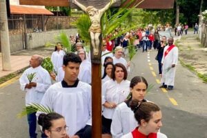 Procissão e Celebração Eucarística de Ramos: Padre Luiz Carlos Vitório. Diácono Márcio Rosa dos Santos. Salmo 21 - Meu Deus, Meu Deus, Porque Me Abandonastes? - Capoeira Mestre Avatar - Giovanni Diomedson de Andrade. Capela da Sociedade São Vicente de Paulo, Conferência Nossa Senhora do Carmo, Bloco JK, Bairro Costa Carvalho e Igreja Nossa Senhora Mãe de Deus, Bairro Nossa Senhora de Lourdes, Juiz de Fora, Minas Gerais/MG, Brasil. Registro de Capoeira Mestre Polêmico - Professor João Couto Teixeira. IMG_9421. 16,7 GB. 08h26. Domingo, 24 de Março de 2024. HD 1080p. MOV. Universidade Livre de Estudos Culturais da Capoeira - Universidade da Capoeira - UNICAPOEIRA, Instituto de Educação Socioambiental - IESAMBI, Associação de Capoeira - ASCA e Grupo de Capoeira MEIA LUA - Fundado Terça-feira, 29 de Maio de 1962. Seja membro deste canal e ganhe benefícios: https://www.youtube.com/channel/UCE6HrA5Y_VZ4-hgw8FG13aw/join