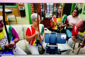 Berimbaus: Improvisos e Revisão. Mestr@s Lua - Maria Isabel Melotti Xible, Mandingueiro - Peter Faluhelyi, Aluna Formada Mônica Rodrigues Vieira e Aluna Praticante Laura Maria Moraes Teixeira. Sala de Entrar, Tigüéra 360, Juiz de Fora, Minas Gerais/MG, Brasil. Registro de Capoeira Mestre Polêmico - Professor Doutor João Couto Teixeira. IMG_9698. 5,54 GB. 20h31. Segunda-feira, 29 de Abril de 2024. HD 1080p. MOV. Universidade Livre de Estudos Culturais da Capoeira - Universidade da Capoeira - UNICAPOEIRA, Instituto de Educação Socioambiental - IESAMBI, Associação de Capoeira - ASCA e Grupo de Capoeira MEIA LUA - Fundado Terça-feira, 29 de Maio de 1962. Orquestra Harmônica de Berimbaus. Seja membro deste canal e ganhe benefícios: https://www.youtube.com/channel/UCE6HrA5Y_VZ4-hgw8FG13aw/join