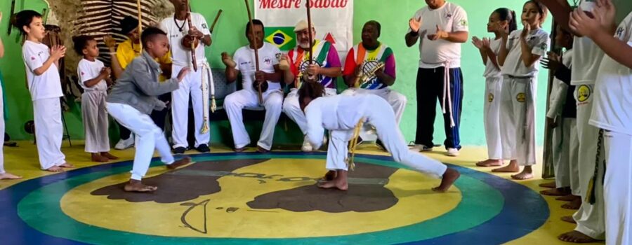 Berimbaus e Pandeiro: Batuque e Cantoria. Mestres Joãos. Jô - João Mendes Batista Barbosa Filho, Sabão - João Batista Lage Barbosa, Polêmico, Coroa - Mauro Delfino da Silva, Avatar - Giovanni Diomedson de Andrade, Carlos, Professor Buiú e Alun@s. Academia de capoeira Pequenos Libertadores, Rua Luiz Basílio Castor, Número 259, Bairro Santa Luzia, Juiz de Fora, Minas Gerais/MG, Brasil. Registro de Capoeira Mestre Polêmico - Professor Doutor João Couto Teixeira. IMG_9990. 9,33 GB. 09h06. Sábado, 17 de Agosto de 2024. HD 1080p. MOV. Universidade Livre de Estudos Culturais da Capoeira - Universidade da Capoeira - UNICAPOEIRA, Instituto de Educação Socioambiental - IESAMBI, Associação de Capoeira - ASCA e Grupo de Capoeira MEIA LUA - Fundado Terça-feira, 29 de Maio de 1962. Orquestra Harmônica de Berimbaus. Seja membro deste canal e ganhe benefícios: https://www.youtube.com/channel/UCE6HrA5Y_VZ4-hgw8FG13aw/join PIX - polemico72@hotmail.com