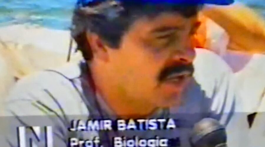 Primeira Navegada em Defesa do Lago Paranoá. Aula Sem Teto em Escola Flutuante: Projeto Margem. Capoeira Mestres Polêmico - Professor Doutor João Couto Teixeira, Mandingueiro - Professor Doutor Peter Faluhelyi, Euro, Cândida, Adonias Maloso, Murilo Lobo, Jamir Batista Silva, Governador Rodrigo Sobral Rollemberg, Comodoro do Iate Clube Ênnius Muniz e Vitor de Vico. Divulgar Ações em Defesa do Lago Paranoá é Incentivar as pessoas a se Comprometerem com a Preservação deste Importante Recurso de Nossa Cidade. Centro de Ensino Médio Setor Leste - CEMSL, Brasília, Distrito Federal/DF, Brasil. Registro de TV N. 533,5 MB. Sexta-feira, 10 de Outubro de 1997. HD 1080p. MOV. Universidade Livre de Estudos Culturais da Capoeira - Universidade da Capoeira - UNICAPOEIRA, Instituto de Educação Socioambiental - IESAMBI, Associação de Capoeira - ASCA e Grupo de Capoeira MEIA LUA - Fundado Terça-feira, 29 de Maio de 1962. Orquestra Harmônica de Berimbaus. http://universidadedacapoeira.com/ Seja membro deste canal e ganhe benefícios: https://www.youtube.com/channel/UCE6HrA5Y_VZ4-hgw8FG13aw/join PIX - polemico72@hotmail.com