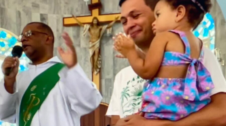 Celebração da Palavra: Diácono Márcio Rosa dos Santos. Ministro Extraordinário da Sagrada Comunhão Alexander Azalim. Acolhida Ministro Extraordinário da Sagrada Comunhão Eduardo Boscaro Yung. Primeira Leitura Sebastião Rosa Leite Filho. Salmo 95 - Cantai ao Senhor Deus um Canto Novo; Manifestai os Seus Prodígios entre os Povos - Mestre Polêmico. Segunda Leitura Coordenador Claudio Luiz Farias. Preces da Comunidade Ministro Extraordinário da Sagrada Comunhão Amaro Azevedo. Pastoral da Música Luiz Gajardo. Igreja Nossa Senhora Mãe de Deus, Bairro Nossa Senhora de Lourdes, Juiz de Fora, Minas Gerais/MG, Brasil. Registro de Capoeira Mestre Polêmico - Professor Doutor João Couto Teixeira. IMG_0455. 8,79 GB. 08h00. Domingo, 19 de Janeiro de 2025. HD 1080p. MOV. Universidade Livre de Estudos Culturais da Capoeira - Universidade da Capoeira - UNICAPOEIRA, Instituto de Educação Socioambiental - IESAMBI, Associação de Capoeira - ASCA e Grupo de Capoeira MEIA LUA - Fundado Terça-feira, 29 de Maio de 1962. http://universidadedacapoeira.com/ Seja membro deste canal e ganhe benefícios: https://www.youtube.com/channel/UCE6HrA5Y_VZ4-hgw8FG13aw/join PIX - polemico72@hotmail.com