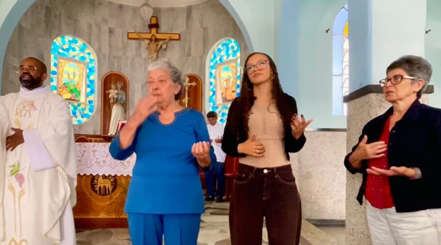 Celebração Eucarística: Padre Luiz Carlos Vitório. Ministro Extraordinário da Sagrada Comunhão Amaro Azevedo. Acolhida e Preces da Comunidade Isabel dos Santos Souza Borges. Salmo 28 - Que o Senhor abençoe com a Paz o Seu Povo. Segunda Leitura Natália Regina Silva de Assis. Pastoral da Música Alexander Azalim e Ana Luísa Azalim. Igreja Nossa Senhora Mãe de Deus, Bairro Nossa Senhora de Lourdes, Juiz de Fora, Minas Gerais/MG, Brasil. Registro de Capoeira Mestre Polêmico - Professor Doutor João Couto Teixeira. IMG_0443. 8,86 GB. 08h00. Domingo, 12 de Janeiro de 2025. HD 1080p. MOV. Universidade Livre de Estudos Culturais da Capoeira - Universidade da Capoeira - UNICAPOEIRA, Instituto de Educação Socioambiental - IESAMBI, Associação de Capoeira - ASCA e Grupo de Capoeira MEIA LUA - Fundado Terça-feira, 29 de Maio de 1962. http://universidadedacapoeira.com/ Seja membro deste canal e ganhe benefícios: https://www.youtube.com/channel/UCE6HrA5Y_VZ4-hgw8FG13aw/join PIX - polemico72@hotmail.com