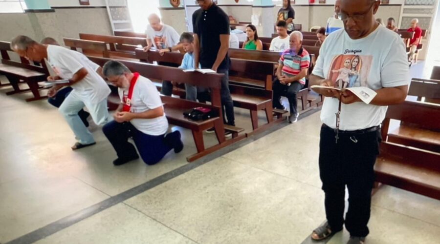 Terço dos Homens em Família: Diácono Márcio Rosa dos Santos. Igreja Nossa Senhora Mãe de Deus, Bairro Nossa Senhora de Lourdes, Juiz de Fora, Minas Gerais/MG, Brasil. Registro de Capoeira Mestre Polêmico - Professor Doutor João Couto Teixeira. IMG_0455. 3,77 GB. 09h15. Domingo, 19 de Janeiro de 2025. HD 1080p. MOV. Universidade Livre de Estudos Culturais da Capoeira - Universidade da Capoeira - UNICAPOEIRA, Instituto de Educação Socioambiental - IESAMBI, Associação de Capoeira - ASCA e Grupo de Capoeira MEIA LUA - Fundado Terça-feira, 29 de Maio de 1962. http://universidadedacapoeira.com/ Seja membro deste canal e ganhe benefícios: https://www.youtube.com/channel/UCE6HrA5Y_VZ4-hgw8FG13aw/join PIX - polemico72@hotmail.com