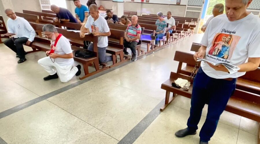 Terço dos Homens em Família: Ministro Extraordinário da Sagrada Comunhão Eduardo Boscaro Yung. Igreja Nossa Senhora Mãe de Deus, Bairro Nossa Senhora de Lourdes, Juiz de Fora, Minas Gerais/MG, Brasil. Registro de Capoeira Mestre Polêmico - Professor Doutor João Couto Teixeira. IMG_0443. 3,57 GB. 09h15. Domingo, 12 de Janeiro de 2025. HD 1080p. MOV. Universidade Livre de Estudos Culturais da Capoeira - Universidade da Capoeira - UNICAPOEIRA, Instituto de Educação Socioambiental - IESAMBI, Associação de Capoeira - ASCA e Grupo de Capoeira MEIA LUA - Fundado Terça-feira, 29 de Maio de 1962. http://universidadedacapoeira.com/ Seja membro deste canal e ganhe benefícios: https://www.youtube.com/channel/UCE6HrA5Y_VZ4-hgw8FG13aw/join PIX - polemico72@hotmail.com