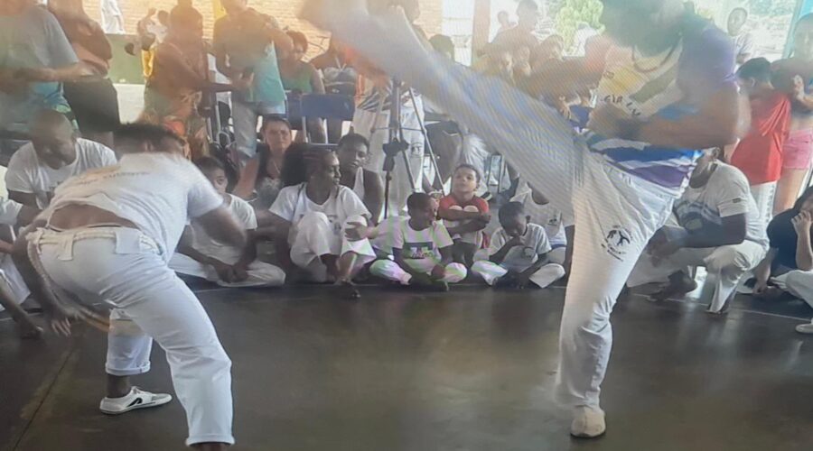 Mestr@s José Luiz Gonçalves Torres, Rodrigo, Iuna, Nego Reis, Edmilson, Escorpião, Tiago, Migrilo, Netinho. Grupo Cativeiro. Escola Doutor Matheus Monteiro da Silva, Bicas, Minas Gerais/MG, Brasil. Registro de Capoeira Mestres Polêmico - Professor Doutor João Couto Teixeira e Avatar de Gravatá - Giovanni Diomedson de Andrade. IMG_9781. 3,39 GB. 09h10. Domingo, 26 de Janeiro de 2025. HD 1080p. QT Movie. Universidade Livre de Estudos Culturais da Capoeira - Universidade da Capoeira - UNICAPOEIRA, Instituto de Educação Socioambiental - IESAMBI, Associação de Capoeira - ASCA e Grupo de Capoeira MEIA LUA - Fundado Terça-feira, 29 de Maio de 1962. http://universidadedacapoeira.com/ Seja membro deste canal e ganhe benefícios: https://www.youtube.com/channel/UCE6HrA5Y_VZ4-hgw8FG13aw/join PIX - polemico72@hotmail.com